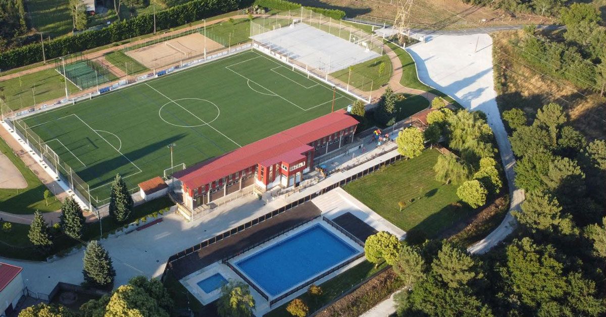 piscina e campo de futbol Carballedo