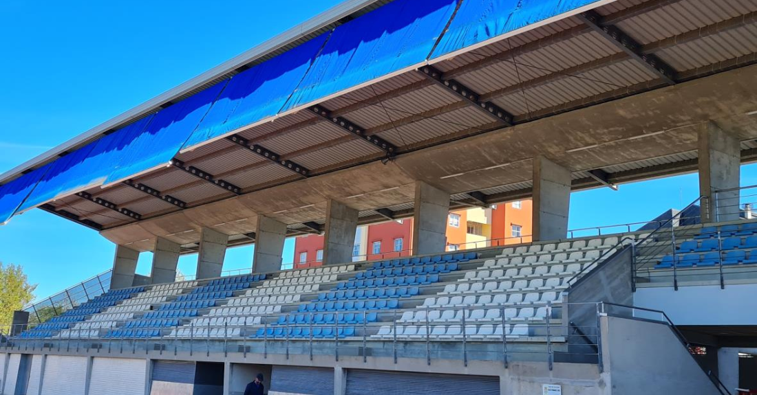 Gradas do campo de fútbol da Pinguela