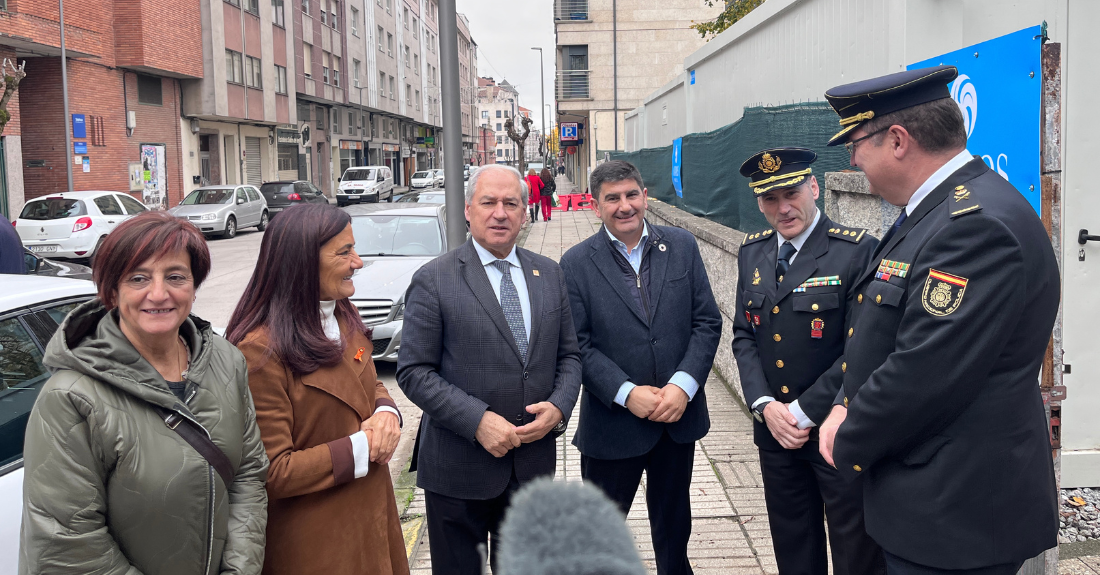 José Tomé e Pedro Blanco supervisan os traballlos da nova comisaría de Monforte