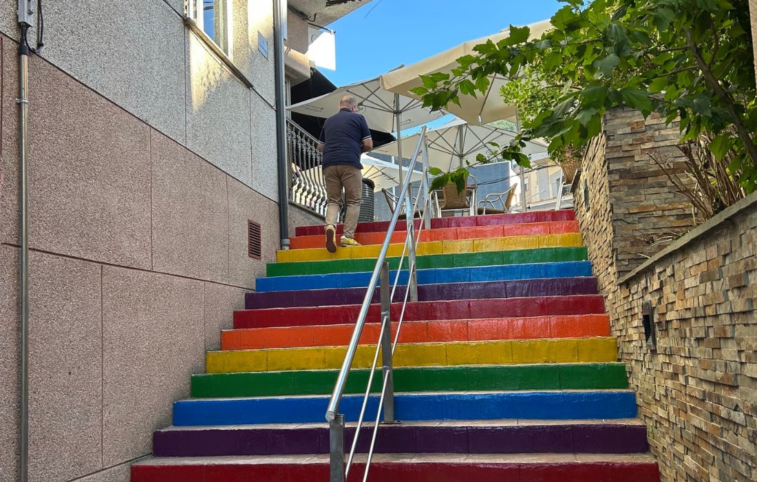 escaleira-arcoiris-orgullo-quiroga
