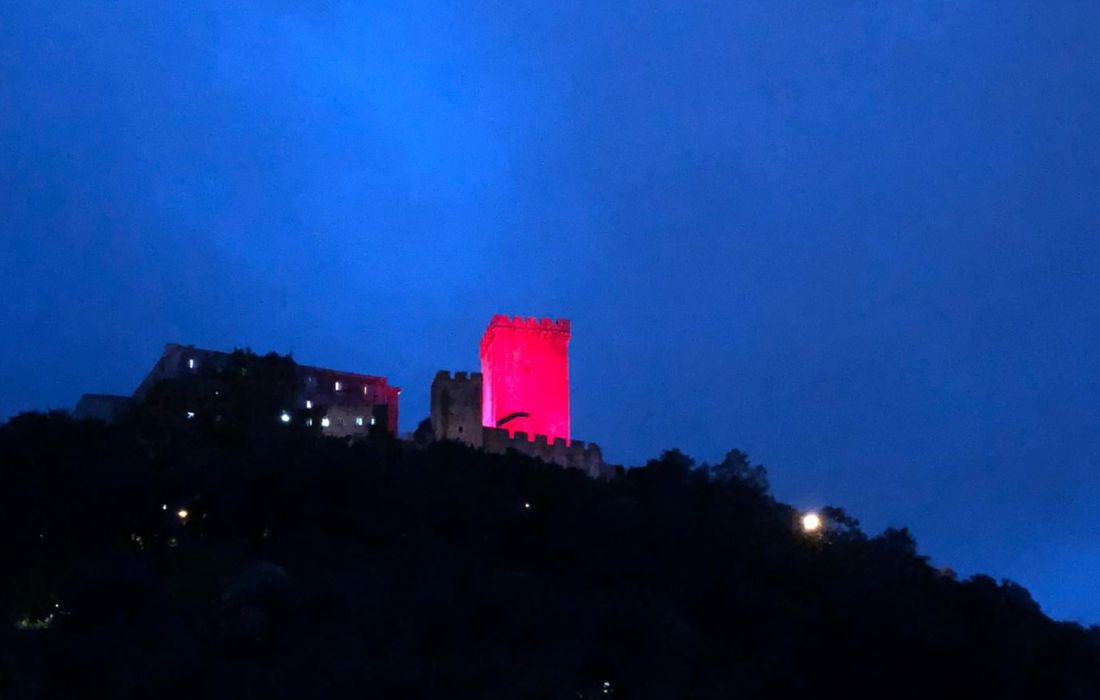 torre-da-homenaxe-vermello