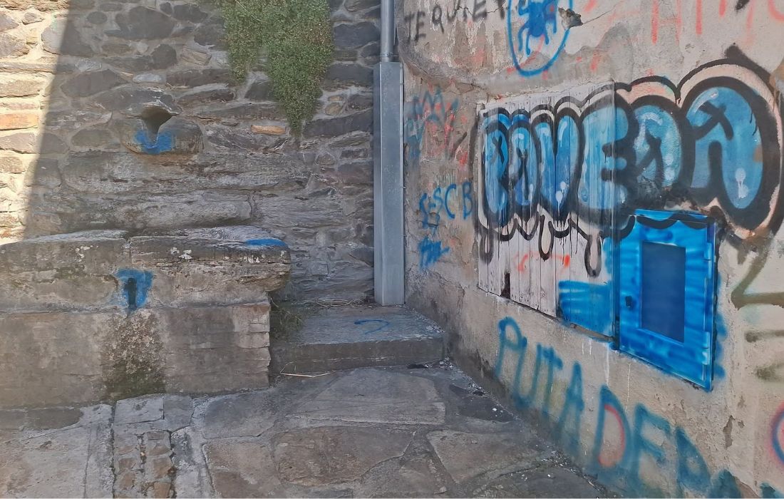 pintadas-vandlismo-fonte-do-patio