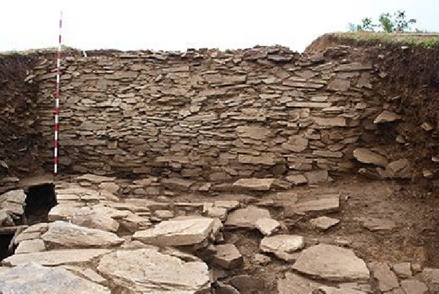 Parte da muralla e da canle descubertas no Castro de Saa.