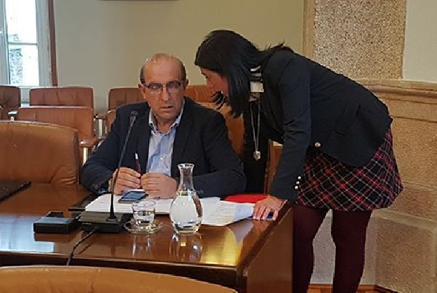 Elena Candia conversa co deputado e alcalde de Taboada, Ramiro Moure, antes de dar comezo o Pleno.