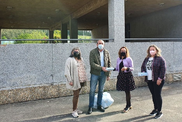 dario campos a pontenova entrega de mascarillas