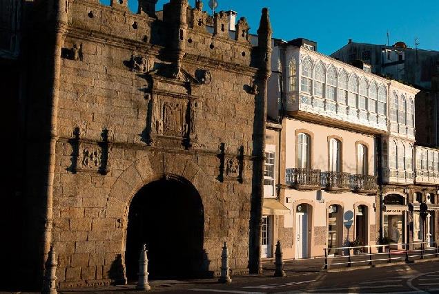 porta carlos V viveiro