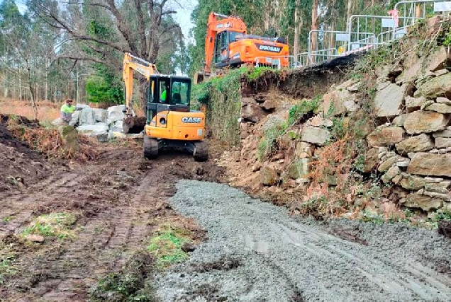 Deputacion Cervo maquinas traballando durante as obras