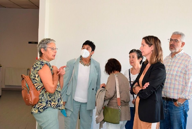 A alcaldesa, Lara Méndez, e a edil Olga López, visitan o centro social de Fingoi (1)