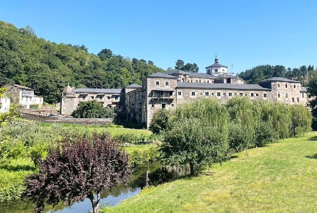 Mosteiro de Samos e rio