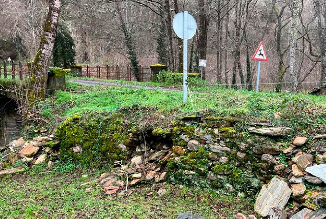 Desprendemento na beira dunha ponte en Cervantes