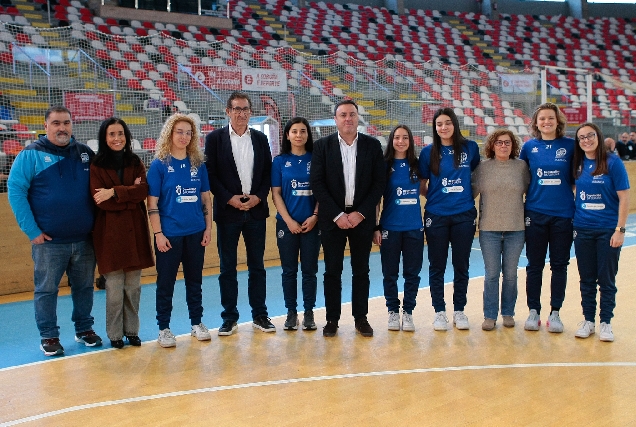 Valentín González Formoso visitando ás xogadoras do Hockey Club Coruña