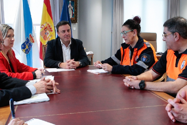 O presidente da Deputación da Coruña, Valentín González Formoso, na reunión con Protección Civil