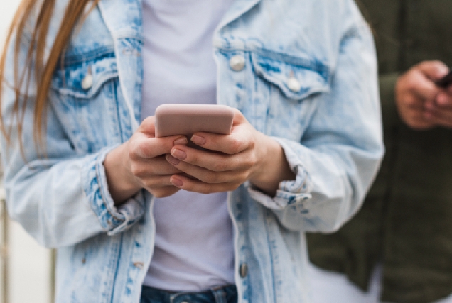 Imaxe de adolescentes empregando as novas tecnoloxías