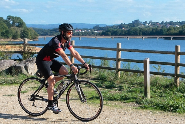 Imaxe dun ciclista durante unha edición anterior da Ruta BTT da Deputación da Coruña