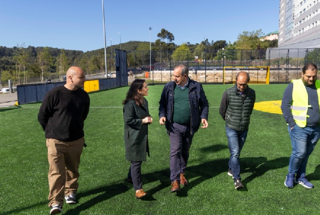 A alcaldesa Inés Rey durante a visita ao campo de Novo Mesoiro