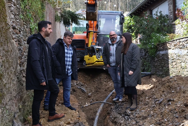 Deputacion rede de saneamento en Vieiro e mellora dunha pista en Fontecova, en Viveiro