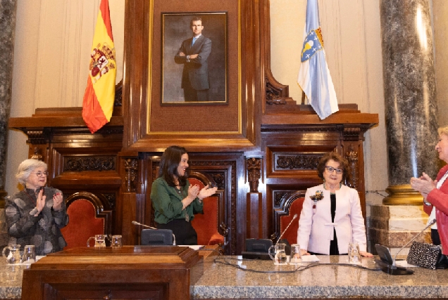 Imaxe do acto celebrado en María Pita polo ingreso de Ascensión Cambrón no Instituto Cornide de Estudos Coruñeses