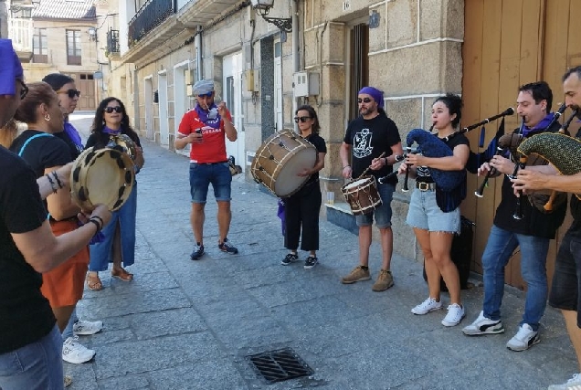 Música na rúa na Vila de Seixalbo