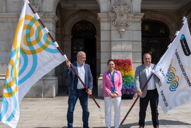 Gonzalo Castro, Marian Bernal e Manuel Vázquez, no acceso ao Palacio Municipal de María Pita