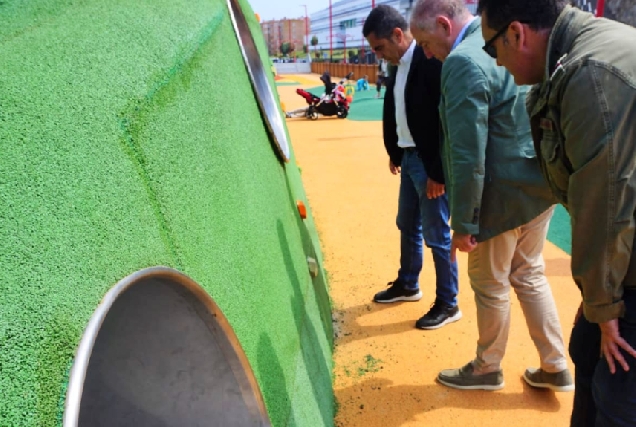 Imaxe da visita do portavoz popular na Coruña ao parque Os Pelamios