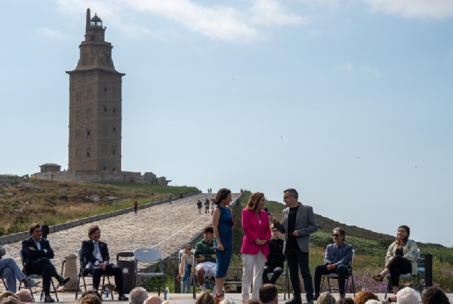 Imaxe do acto celebrado ao carón da Torre de Hércures