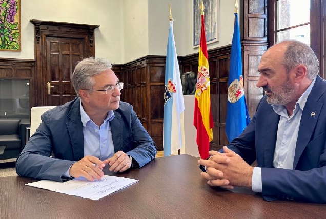 O presidente da Deputación de Ourense, Luis Menor, xunto ao presidente da Casa Museo de Rosalía de Castro, Anxo Angueira