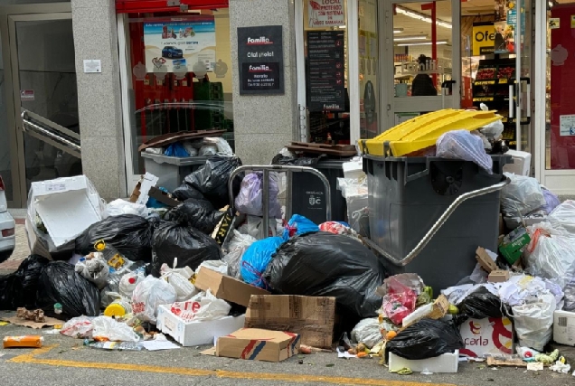 Imaxe do lixo na Courña diante dun supermercado