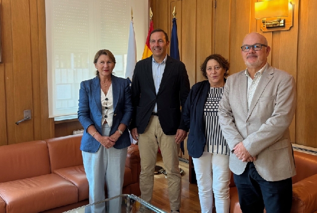 Eladio Santos xunto a representantes da AECC en Ourense