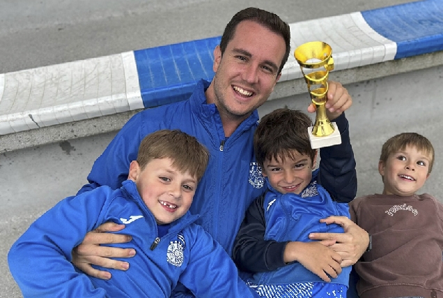 Nacho Novo, presidente do S.D. Santa Margarita con algúns dos seus xogadores-1