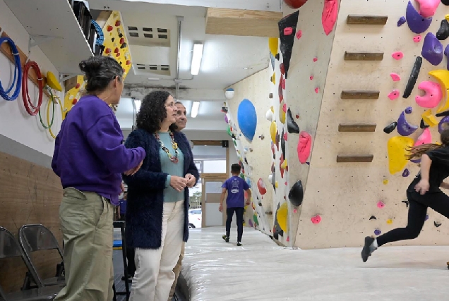 Visita de Belén do Campo al club de escalada