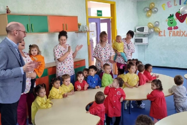 Jacobo Rey visita a Escola Infantil A Farixa