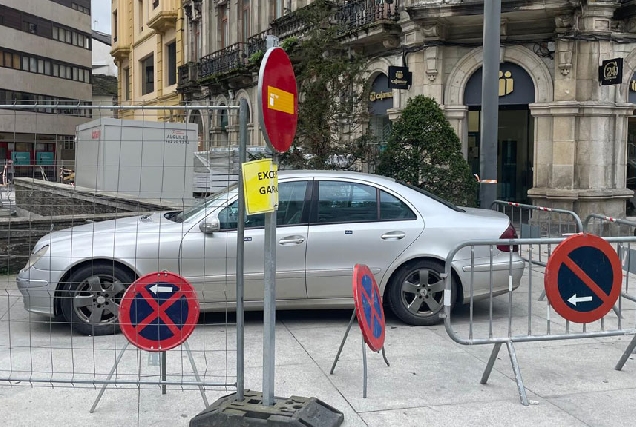 coche-aparcado-en-zona-peatonal-centro-de-Lugo